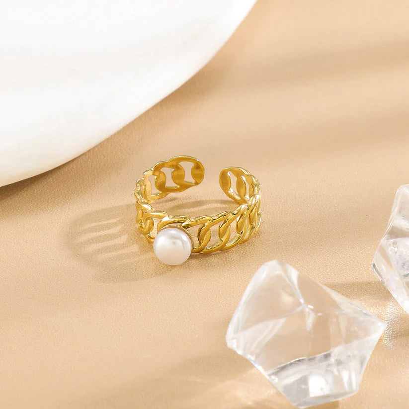 Bague Dorée Maillons Croisés Raffinée Avec Perle