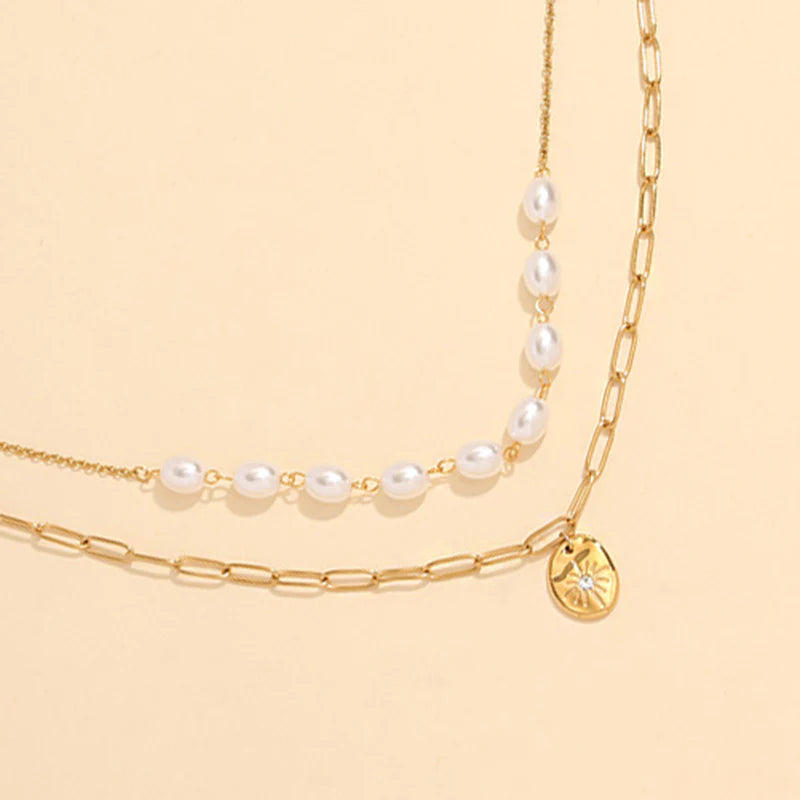 Collier Doré Double Chaîne avec Perle et Pendentif Martelé
