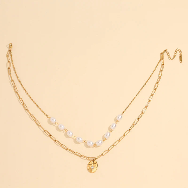 Collier Doré Double Chaîne avec Perle et Pendentif Martelé