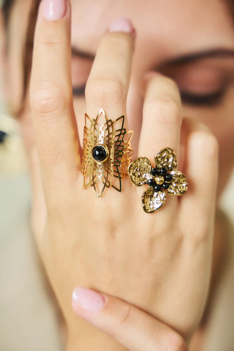 Bague Dorée Ajustable Fleur de Perles Noires