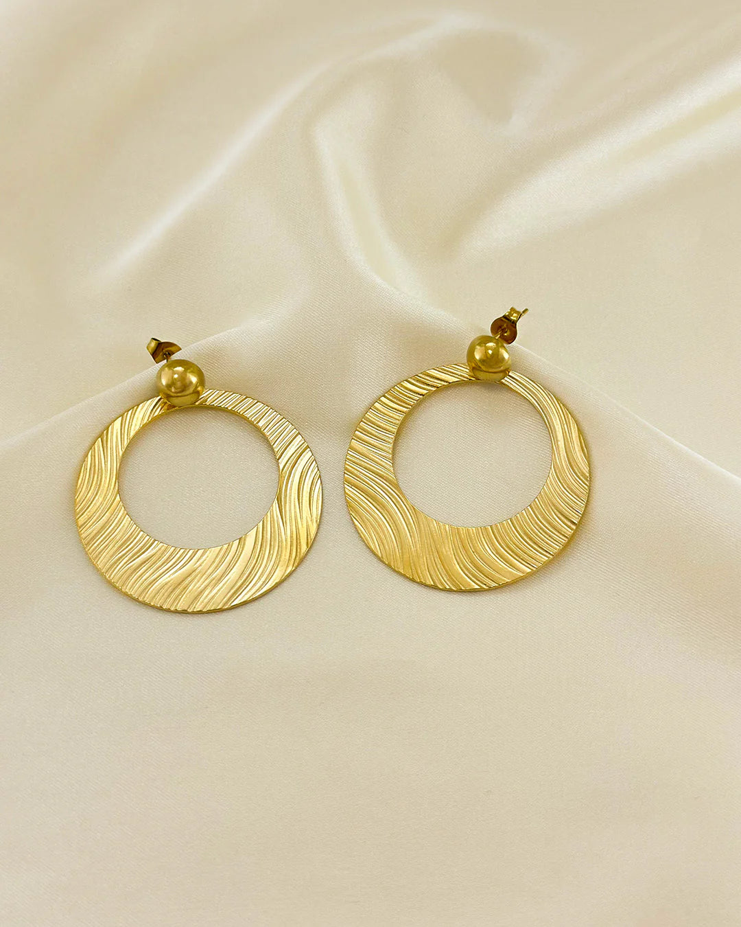 Boucles d'Oreilles Dorées Disques Creux Gravures Courbes Ornés de Boules