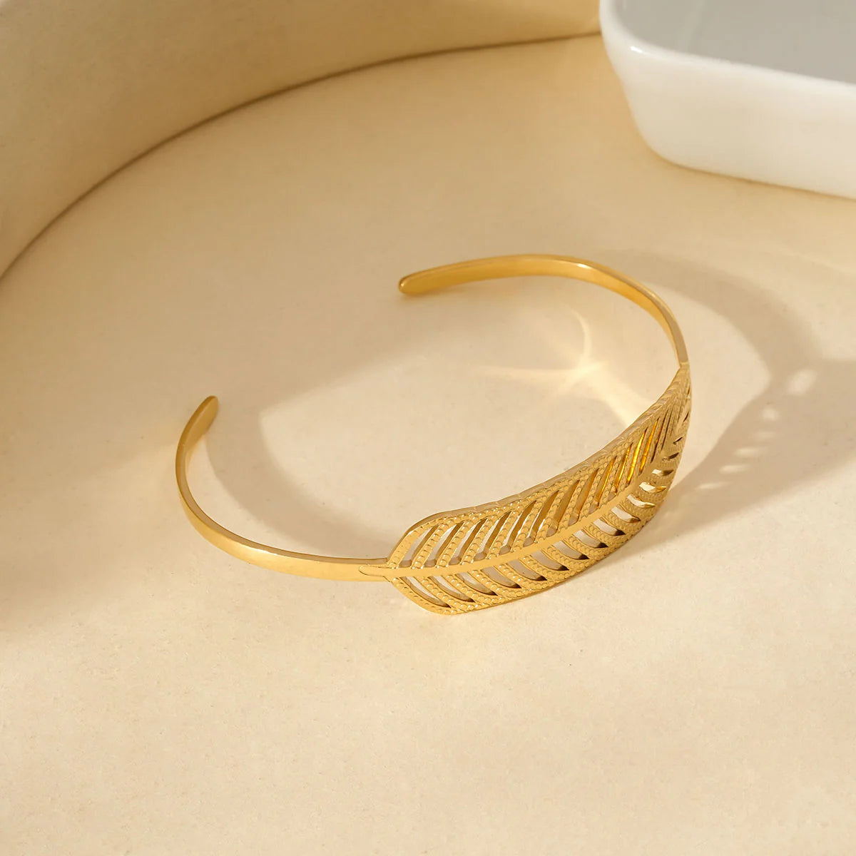 Bracelet Jonc Doré Avec Motif Feuille Raffiné