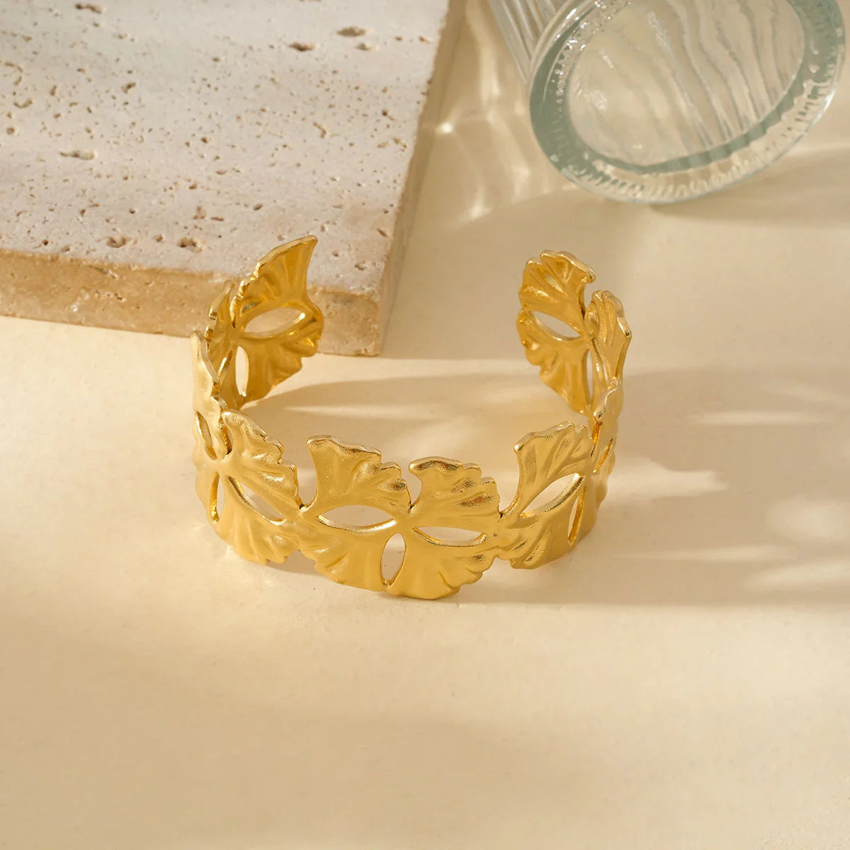 Bracelet Doré Manchette Ouverte Matte Feuilles De Ginkgo