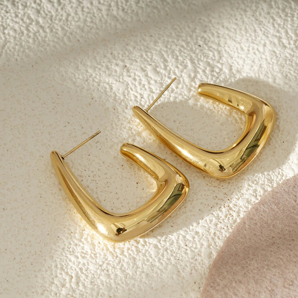 Boucles d'Oreilles Dorées Structure Sculptée En U Au Style Contemporain