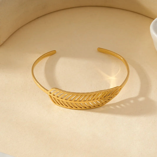 Bracelet Jonc Doré Avec Motif Feuille Raffiné