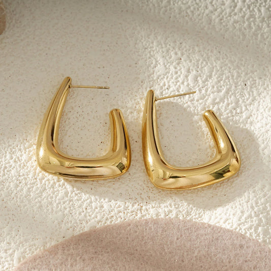 Boucles d'Oreilles Dorées Structure Sculptée En U Au Style Contemporain